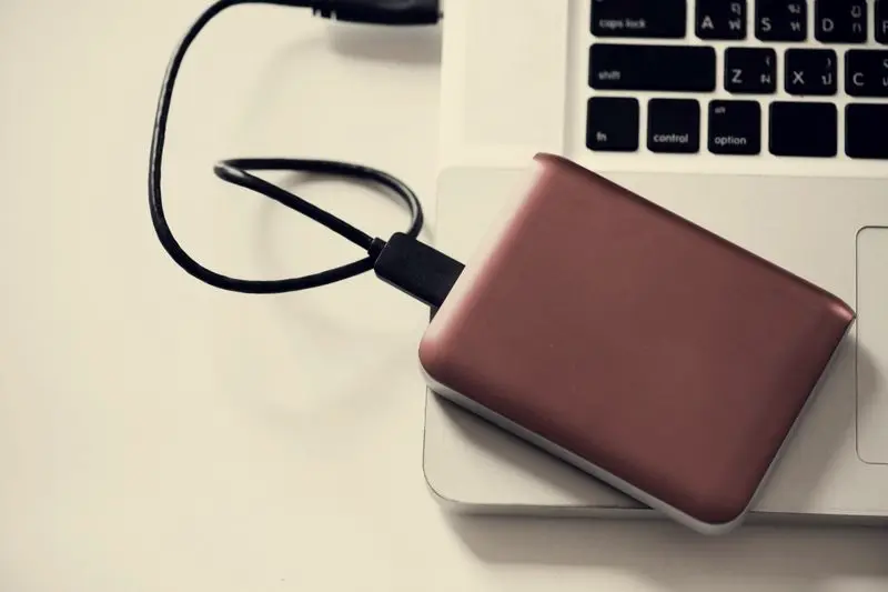 Disco duro externo conectado a un portátil para hacer una copia de seguridad