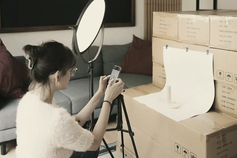 Mujer fotografiando un producto con el móvil para publicarlo