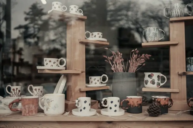 Escaparate de una tienda de tazas y menaje