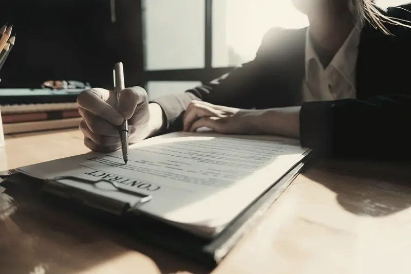 Persona firmando un documento con bolígrafo