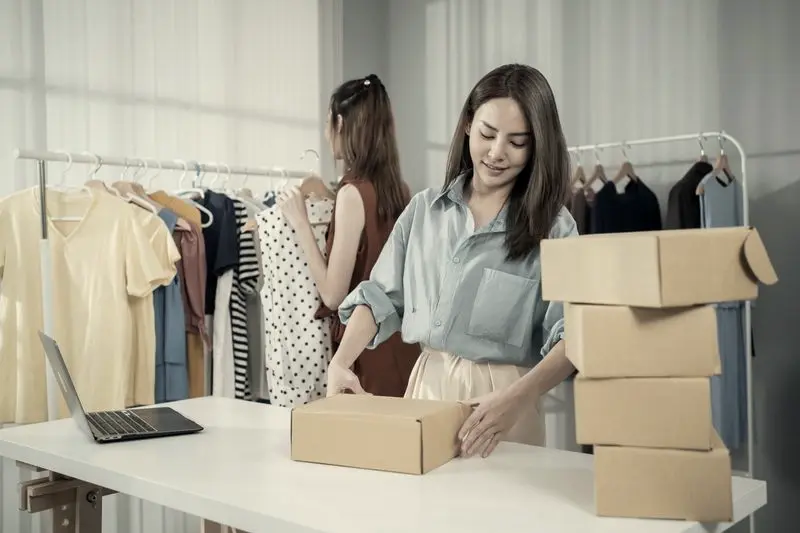 Dueñas de una tienda de ropa preparando envíos